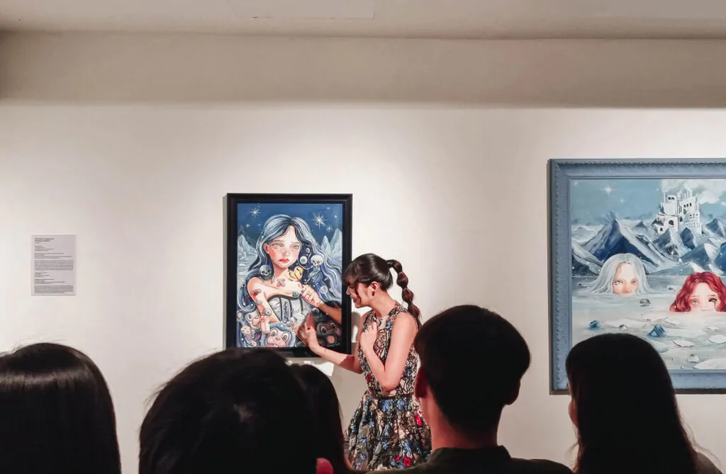 คุณปั๋น Riety ขณะกำลังพาชมผลงานศิลปะ และเล่าถึงแรงบันดาลใจก่อนจะมาเป็นงานชิ้นนี้ คุณปั๋น Riety ขณะกำลังพาชมผลงานศิลปะ และเล่าถึงแรงบันดาลใจก่อนจะมาเป็นงานชิ้นนี้